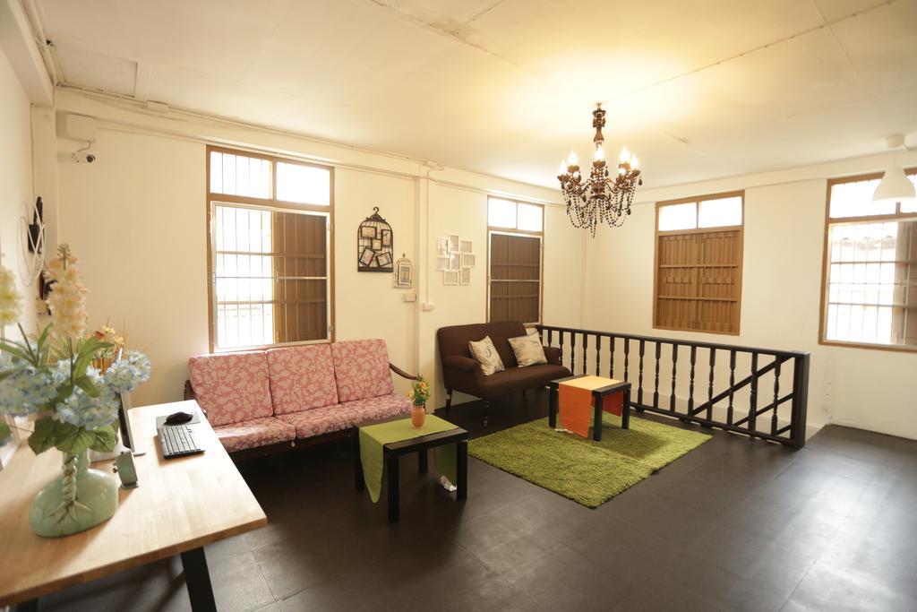 Tiger Lily Hostel Bangkok Extérieur photo