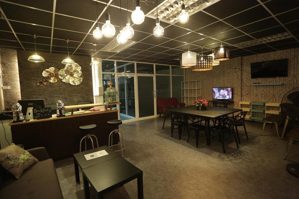 Tiger Lily Hostel Bangkok Extérieur photo