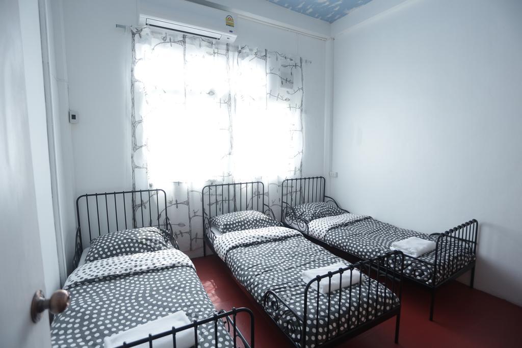 Tiger Lily Hostel Bangkok Extérieur photo