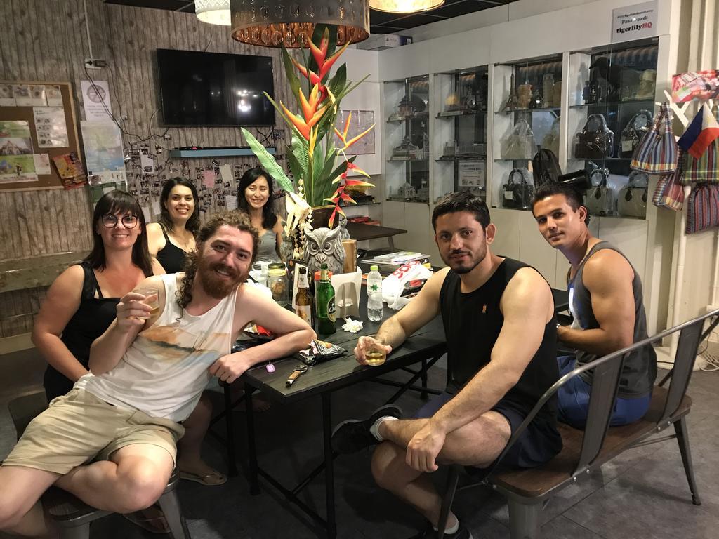 Tiger Lily Hostel Bangkok Extérieur photo